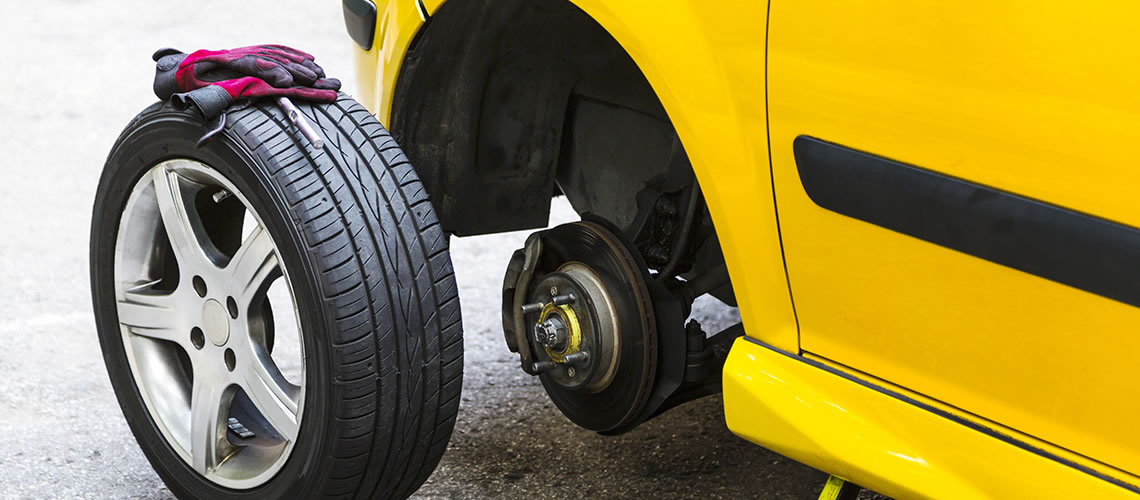 Removing a car wheel to fit new brake pads yourself
